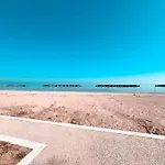 Emirati Piano Terra Fronte Mare Rif A780 *