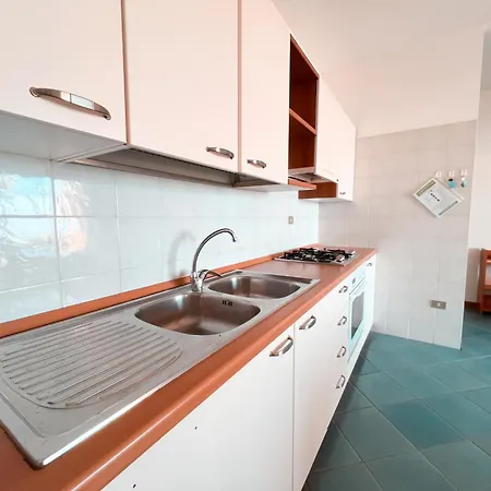 Emirati Piano Terra Fronte Mare Rif A780 Apartment *