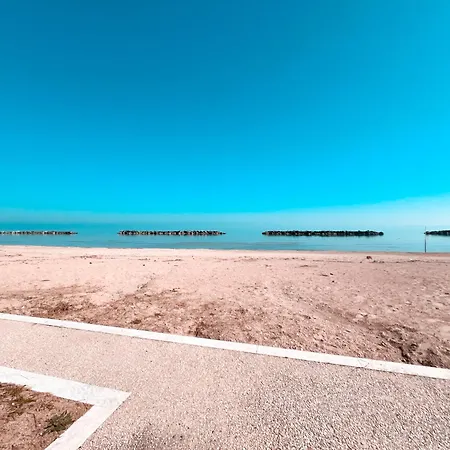 Emirati Piano Terra Fronte Mare Rif A780 *