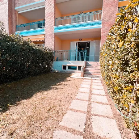 Emirati Piano Terra Fronte Mare Rif A780 Апартаменты *