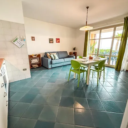 Emirati Piano Terra Fronte Mare Rif A780