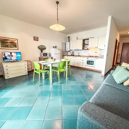 Appartamento Emirati Piano Terra Fronte Mare Rif A780 *